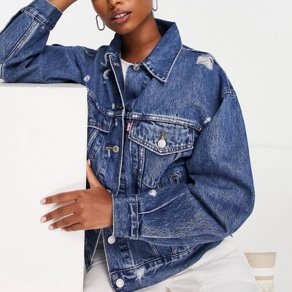 NWT Levi’s 90’s Denim Distressed Trucker Jacket in Mad Love Dark Wash - Picture 4 of 10